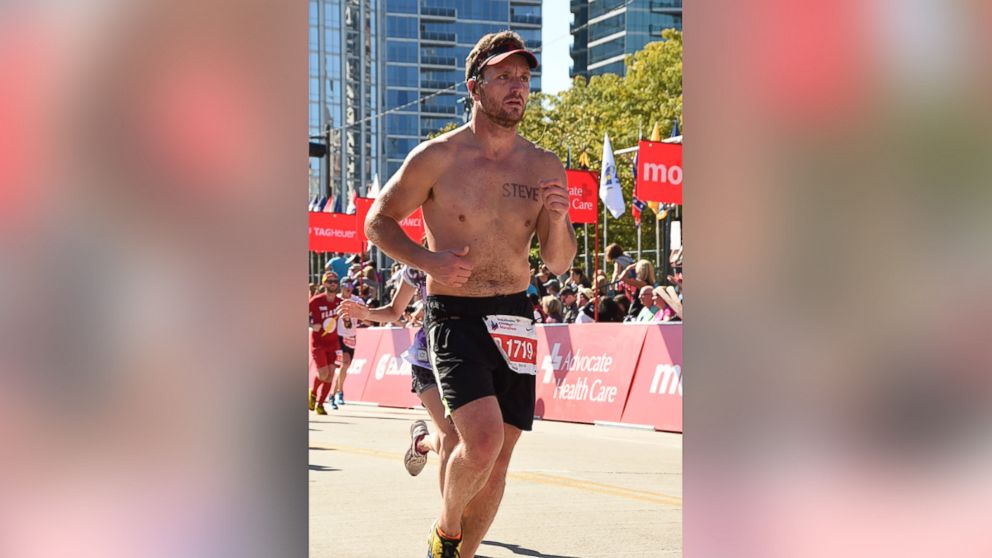 PHOTO: Steve Bergstrom runs the Bank of America Chicago Marathon on Oct. 9, 2015. He decided to use his back as a billboard to cheer the runners and hopefully get a date.