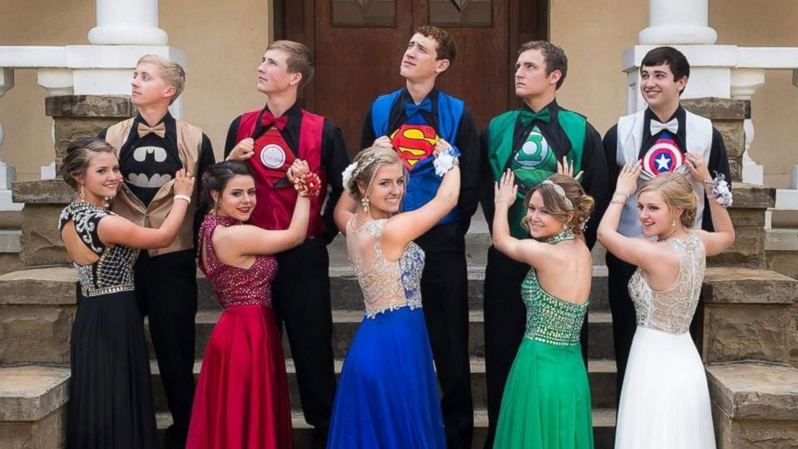 7 Prom Poses and Ideas for Memorable and Fun Photos