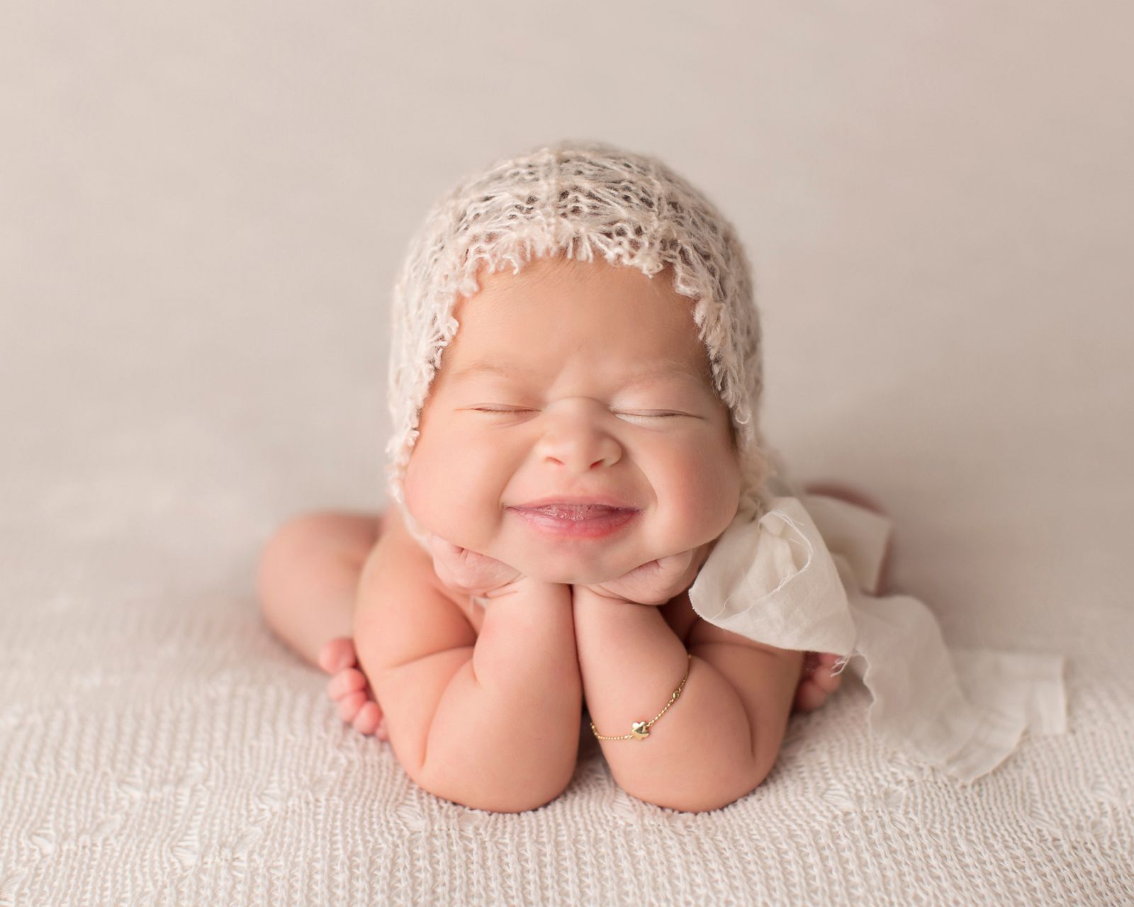 Младенец улыбается