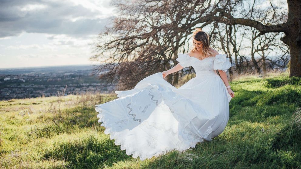 Future bride Shelby Sander honored her late mother with a photo shoot in El Dorado Hills, California.