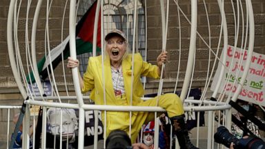 Designer Vivienne Westwood Leads Protest Supporting Assange Abc News