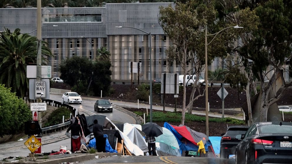 Judge orders Los Angeles to move thousands of homeless thumbnail