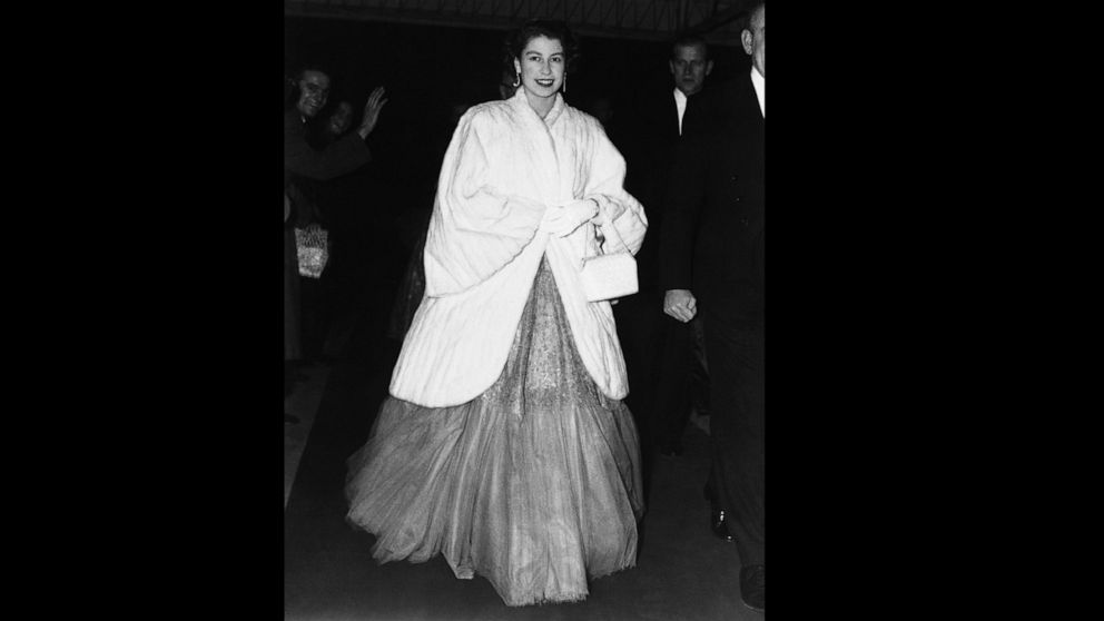 Buckingham Palace: Queen's new outfits won't use real fur thumbnail