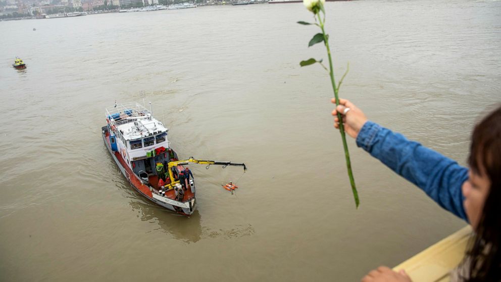 7 dead, 21 missing after SKorean tour boat sinks in Hungary