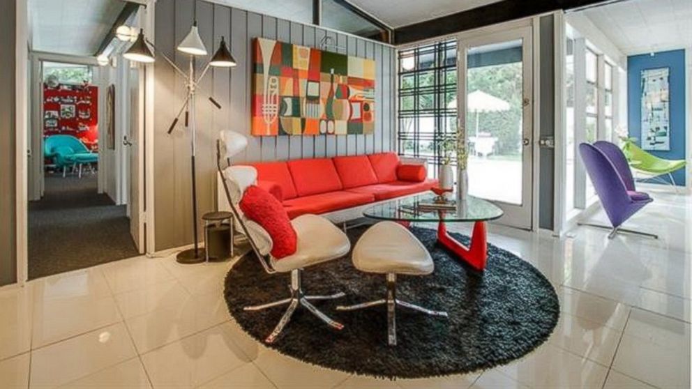 PHOTO: A 1950's-style home for sale in Dallas, Texas features mid-century modern decor and is priced at $665,000.