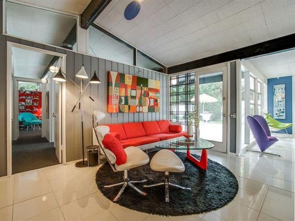 PHOTO: A 1950's-style home for sale in Dallas, Texas features mid-century modern decor and is priced at $665,000.