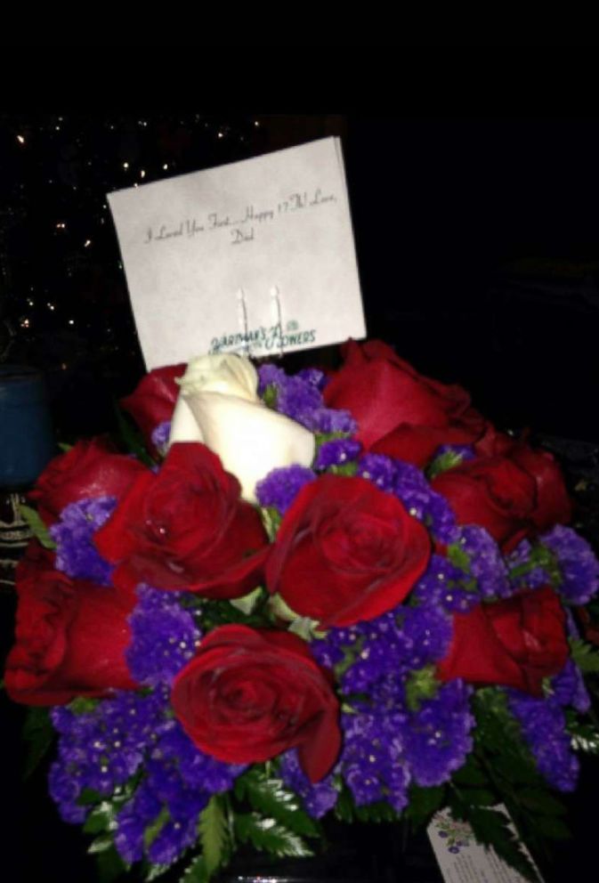 Букет цветов с запиской фото Daughter receives flowers on her birthday every year from dad who died from canc