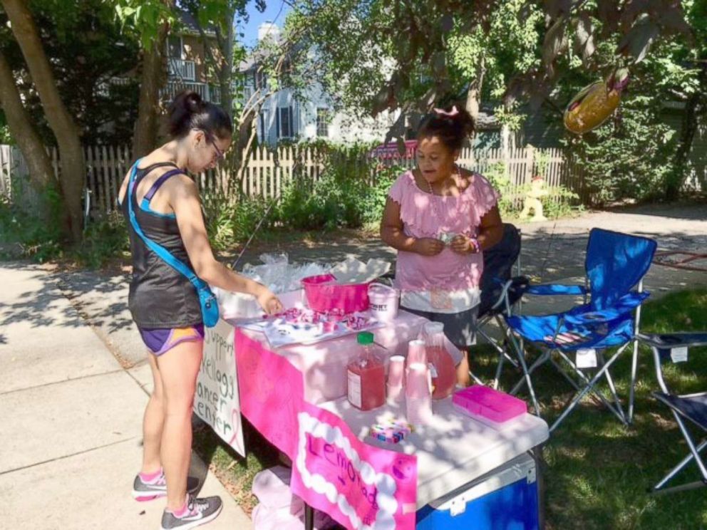 PHOTO: Olivia Ohlson, 10, sells baked goods to a customer at a bake sale she held in her Evanston, Illinois, neighborhood.