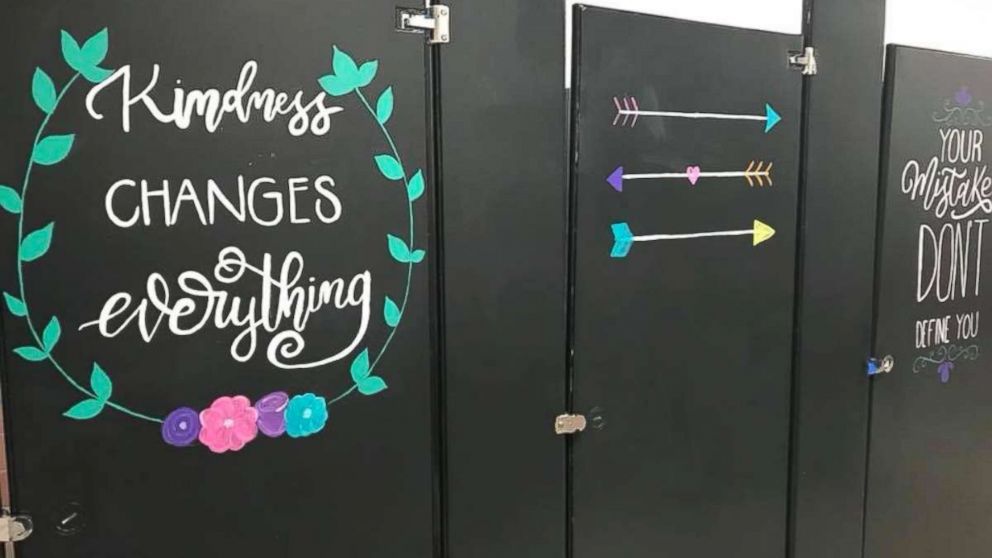 Parents at a Texas elementary school are covering the walls of the school's bathrooms with motivating messages.