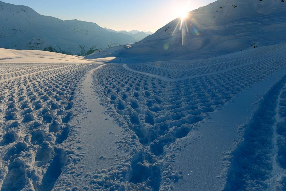 PHOTO: Simon Beck creates intricate geometric designs in the snow using only his feet strapped to snow shoes.