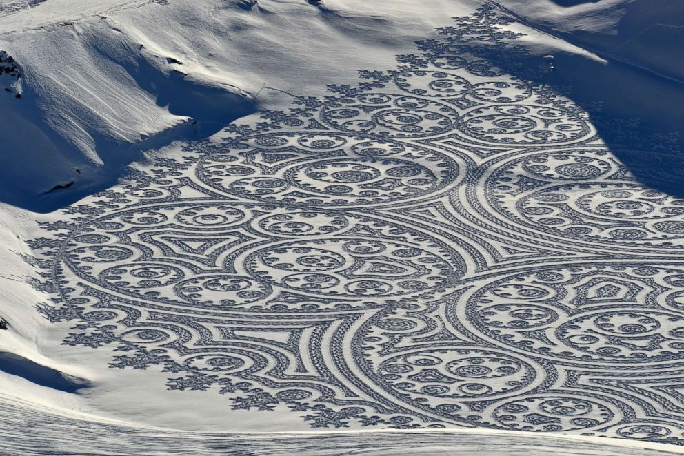 PHOTO: Simon Beck creates intricate geometric designs in the snow using only his feet strapped to snow shoes.