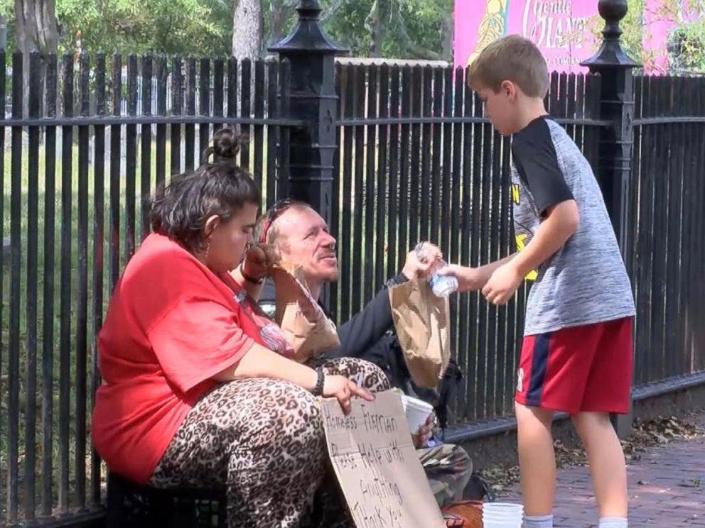 PHOTO: Liam Hannon, 10, hands out homemade lunches to the homeless population of Cambridge, Massachusetts, along with help from his father, Scott Hannon.