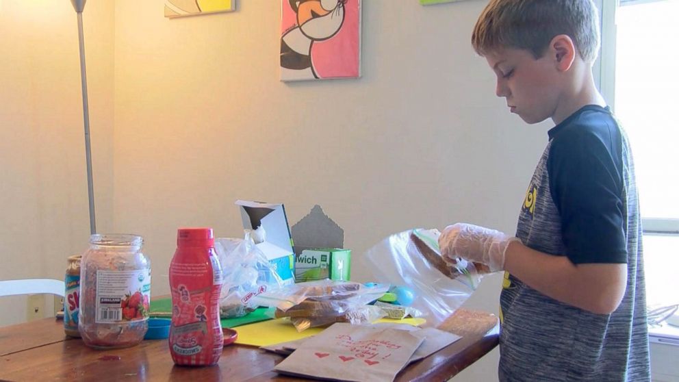 PHOTO: Liam Hannon, 10, hands out homemade lunches to the homeless population of Cambridge, Massachusetts, along with help from his father, Scott Hannon. 