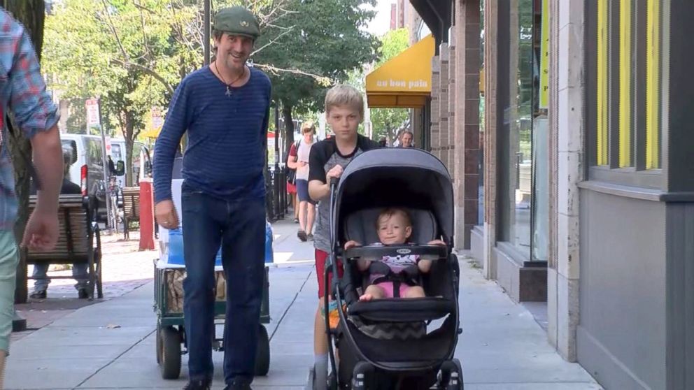 PHOTO: Liam Hannon, 10, hands out homemade lunches to the homeless population of Cambridge, Massachusetts, along with help from his father, Scott Hannon. 