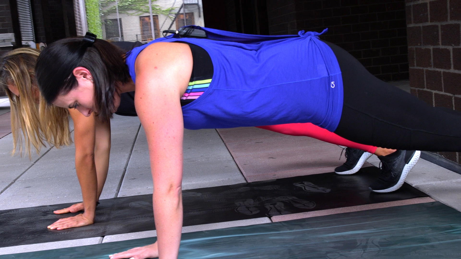 PHOTO: Plank rows, position 1