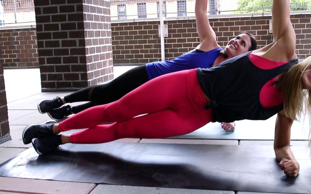 PHOTO: Alternating side plank, position 2