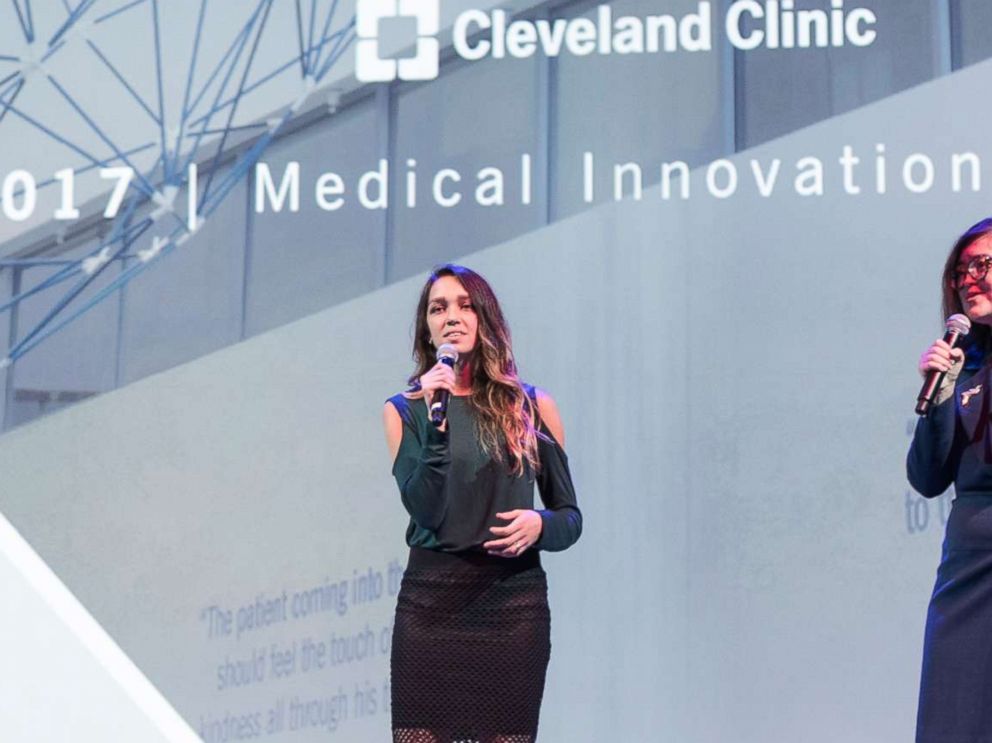 PHOTO: Opera singer Charity Tillemann-Dick, left, who had two lung transplants, sings onstage with her donor's daughter Esperanza Tufani during the Cleveland Clinic Medical Innovation Summit held Oct. 24, 2017.