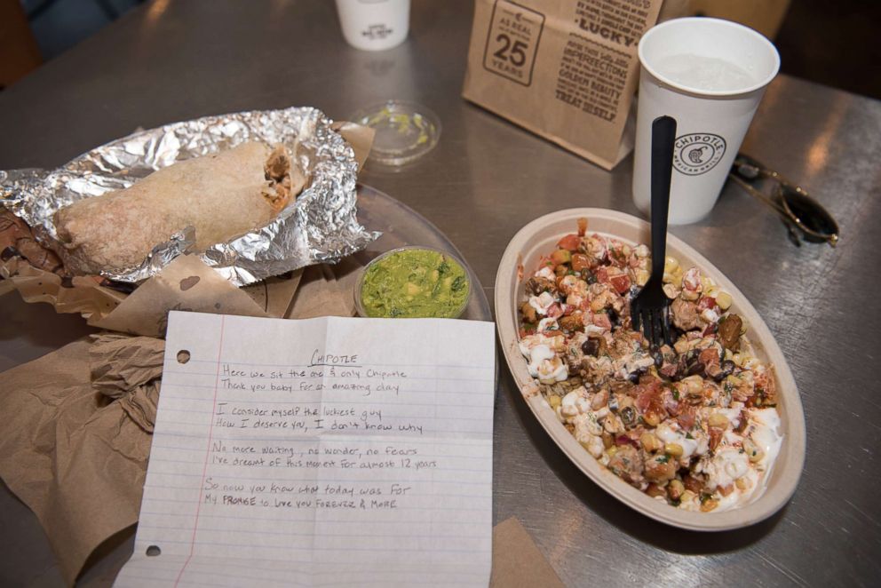 PHOTO: Chris Piwinski, 27, popped the question at a Chipotle restaurant in Elk Grove, California. 