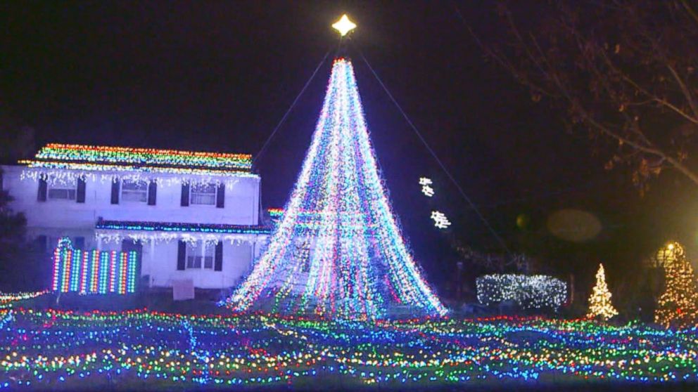 PHOTO: The home of Mary Halliwell in Fairfield, Conn., is decorated with over 350,000 Christmas lights.