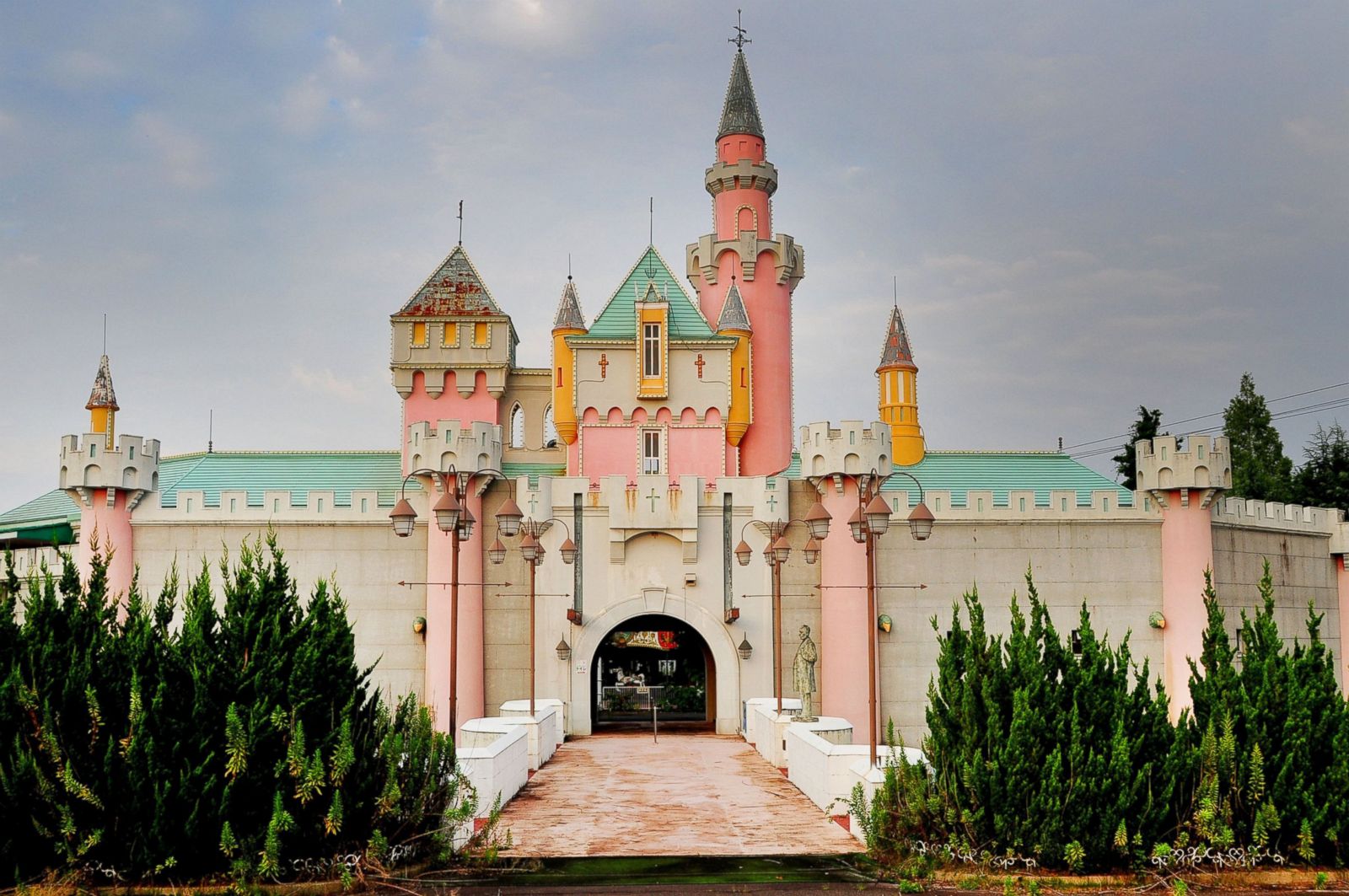 8 Eerie Abandoned Amusement Parks in the United States