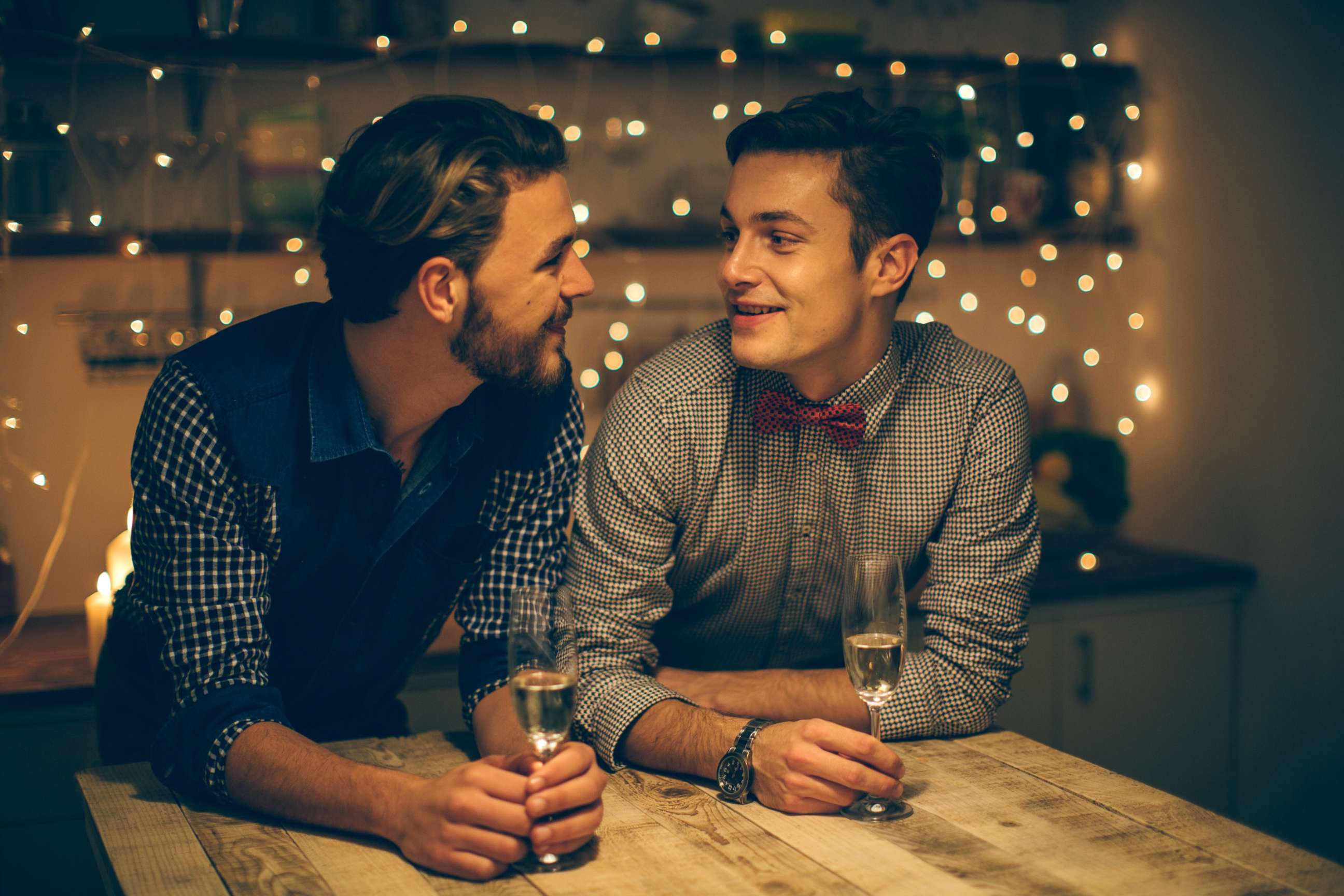 PHOTO: Two guys share a romantic date together. 