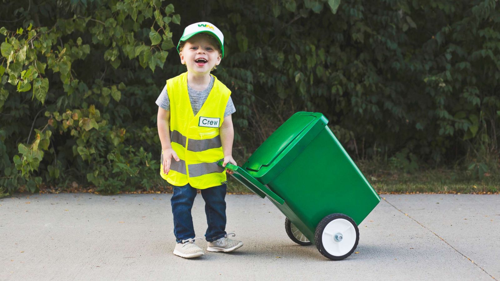 PHOTO: Crew Smith, 3, has been fascinated with garbage trucks and sanitation workers since he was able to walk.