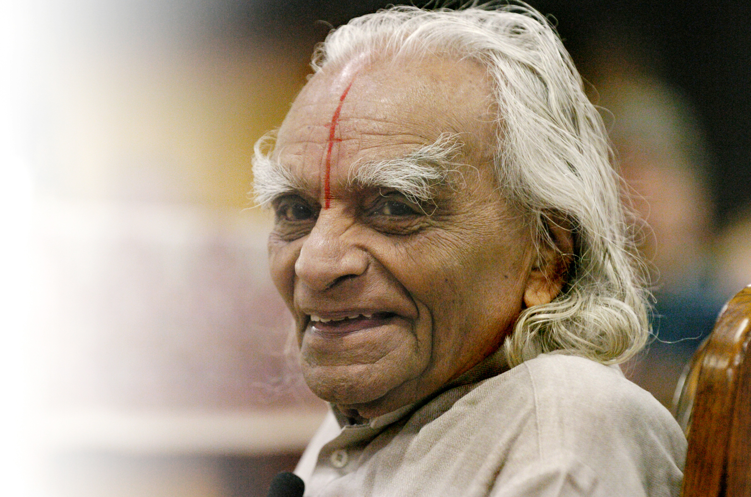 PHOTO: Yoga Master B.K.S. Iyengar teaches a class to 800 students at The 10th Annual Yoga Journal Colorado Conference in Estes Park, Colorado on Sept. 28, 2005.