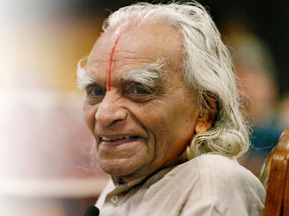 PHOTO: Yoga Master B.K.S. Iyengar teaches a class to 800 students at The 10th Annual Yoga Journal Colorado Conference in Estes Park, Colorado on Sept. 28, 2005.