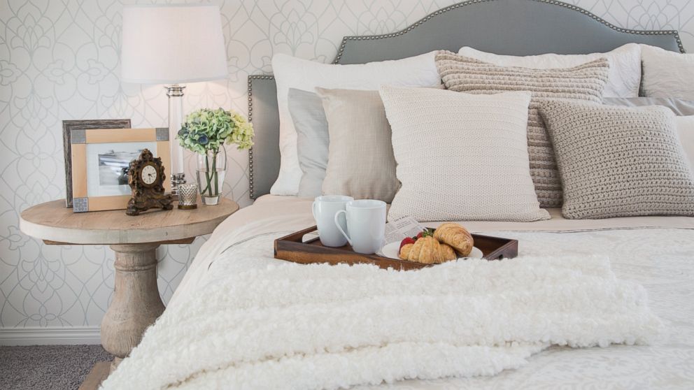 Expert Tips On Easy Ways To Spruce Up Your Guest Room - ABC News