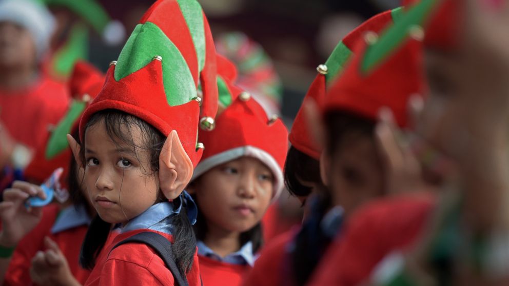 PHOTO: Over 1,700 children ages nine to 15 gathered at a shopping mall in Bangkok on Nov. 25, 2014. 