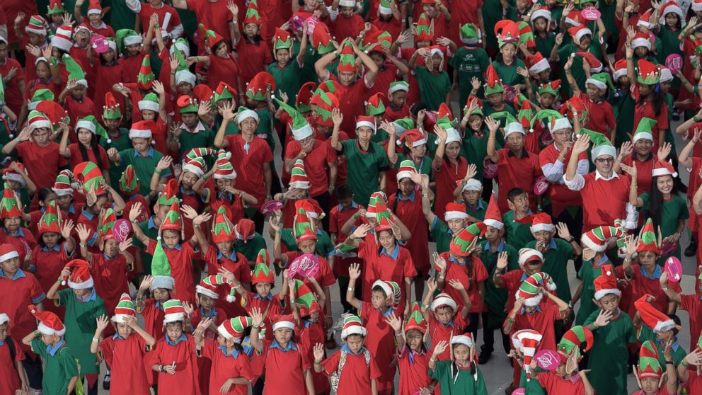 PHOTO: The record was broken after officials counted 1,762 people dressed as Santa's elves in Bangkok on Nov. 25, 2014.