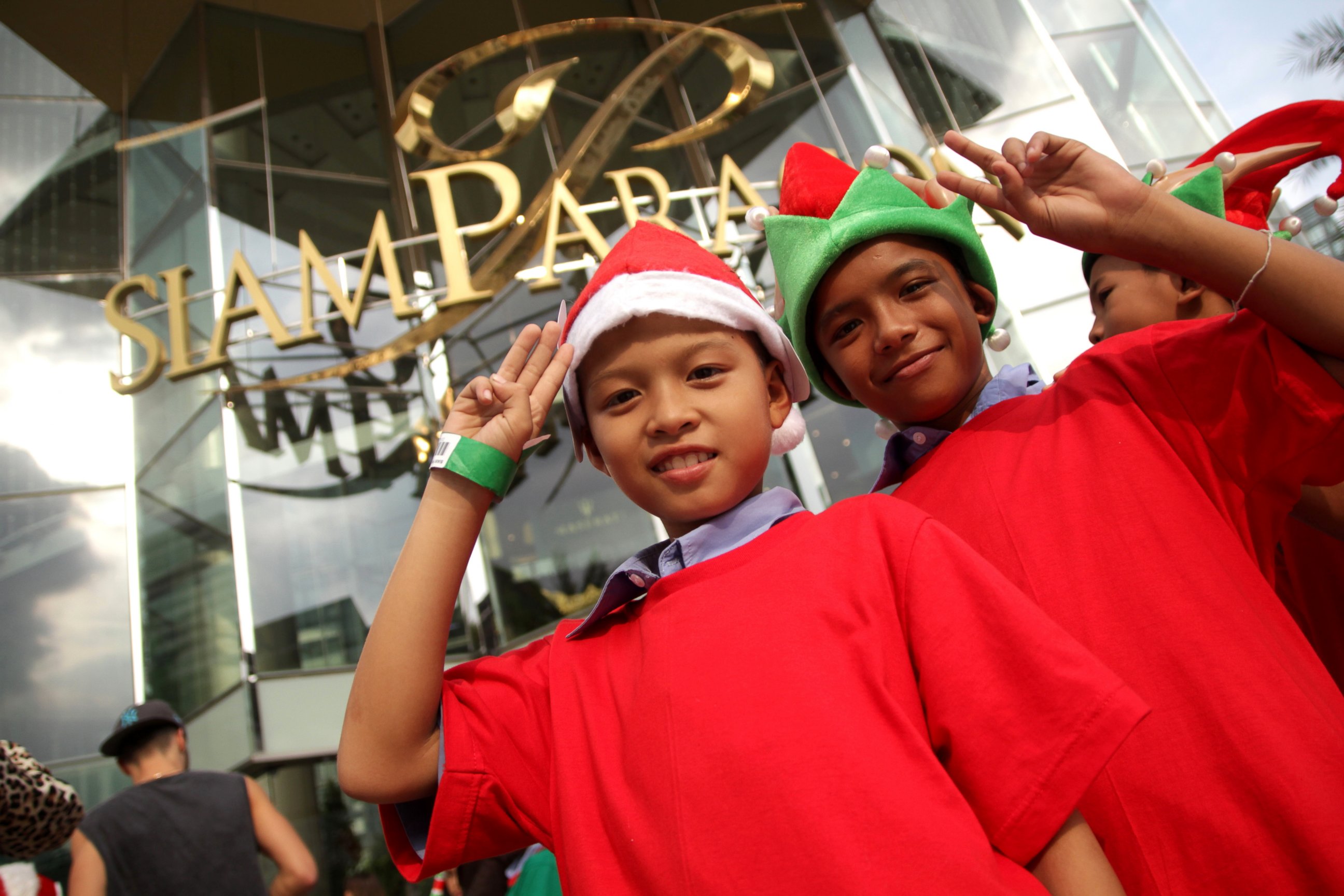 PHOTO: Children dressed up as Santa's Elves gather outside a shopping mall to break a Guinness world record in Bangkok, Nov. 25, 2014.