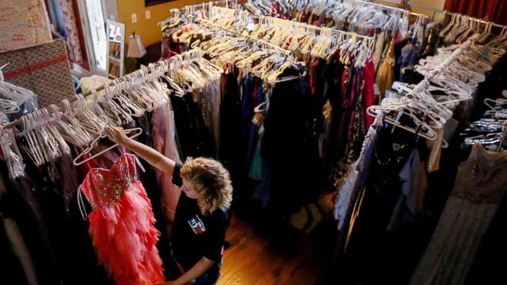 Teen collects over 2,000 homecoming dresses for high school students ...