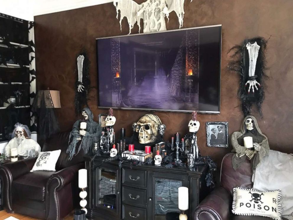 PHOTO: Skulls and skeletons line the Willis family's TV room in Knoxville, Tenn.