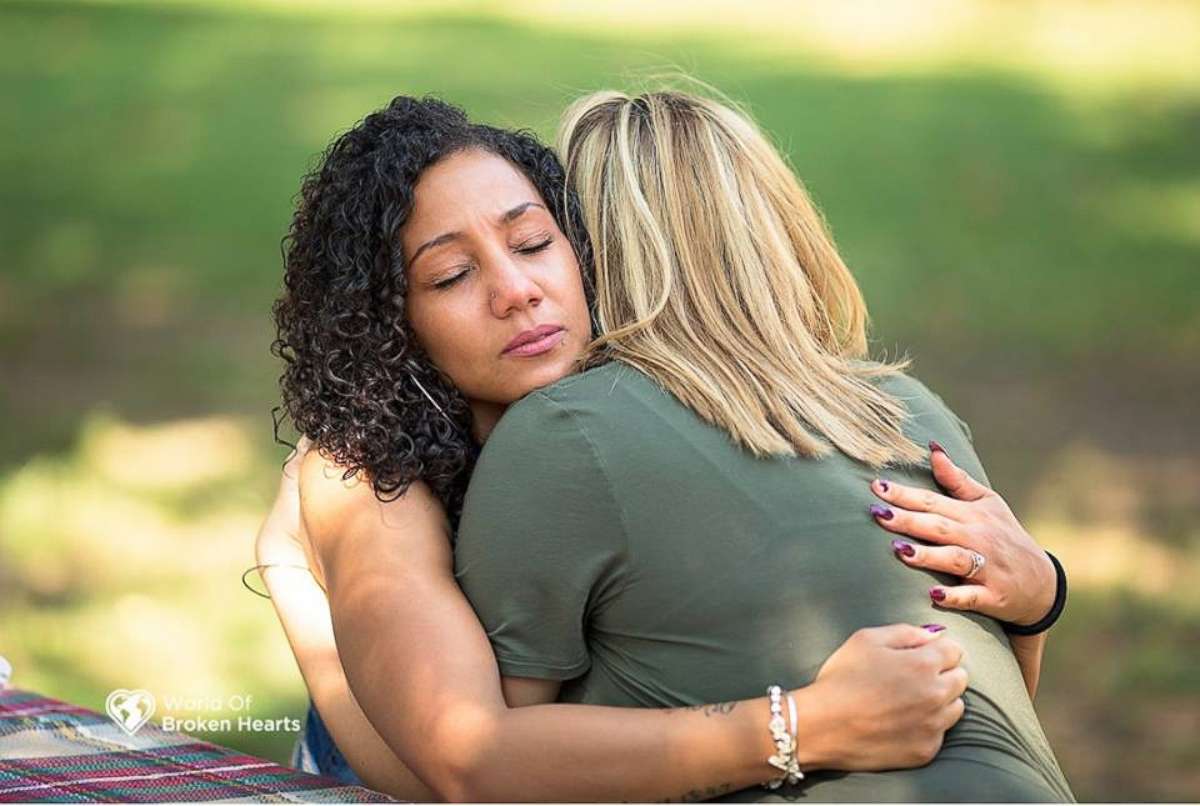 PHOTO:Lacey Tiara Wilcox of Avon, Ind. and Angela Perkins of Jellico, Tenn. embrace as they meet face-to-face for the first time on Sept. 25, 2017 at Centennial Park in Nashville.