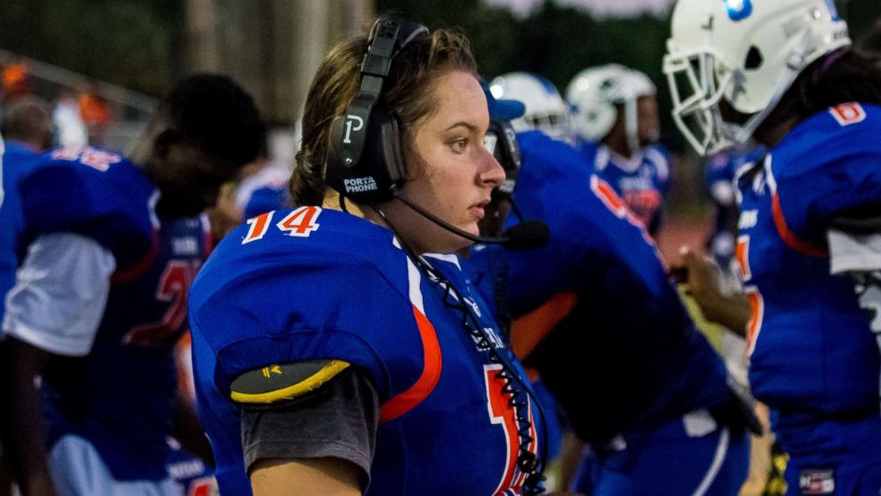 Girl Is Pioneer at Quarterback for Florida High School - The New York Times