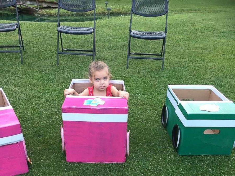 Ohio aunt creates elaborate backyard 'drive-in' theater for the kids in ...