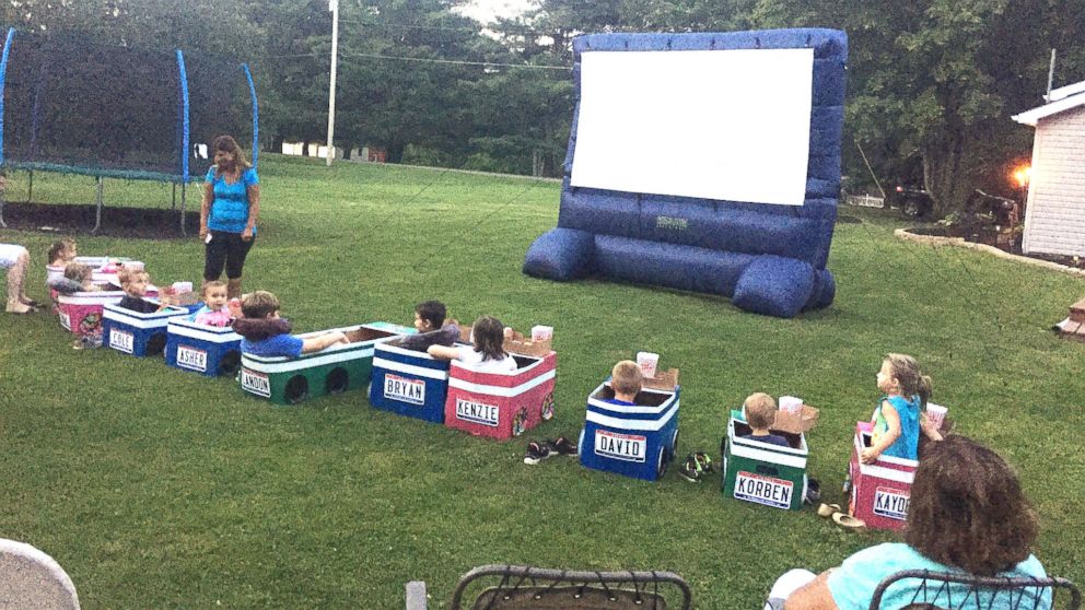 Ohio aunt creates elaborate backyard 'drive-in' theater ...