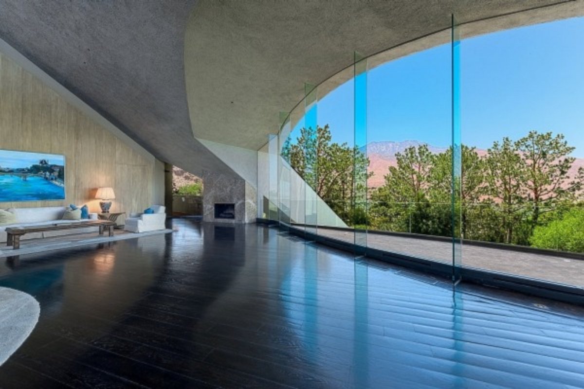 PHOTO: Bob Hope's former Palm Springs' home, which recently sold for $13 million, was known as his "UFO house