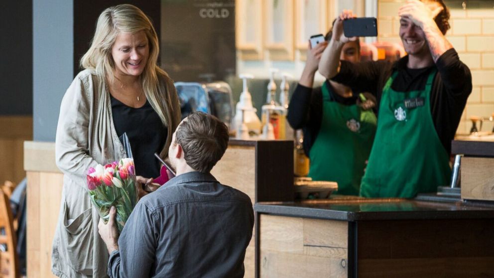World travelers' love-note courtship through airport Starbucks end...