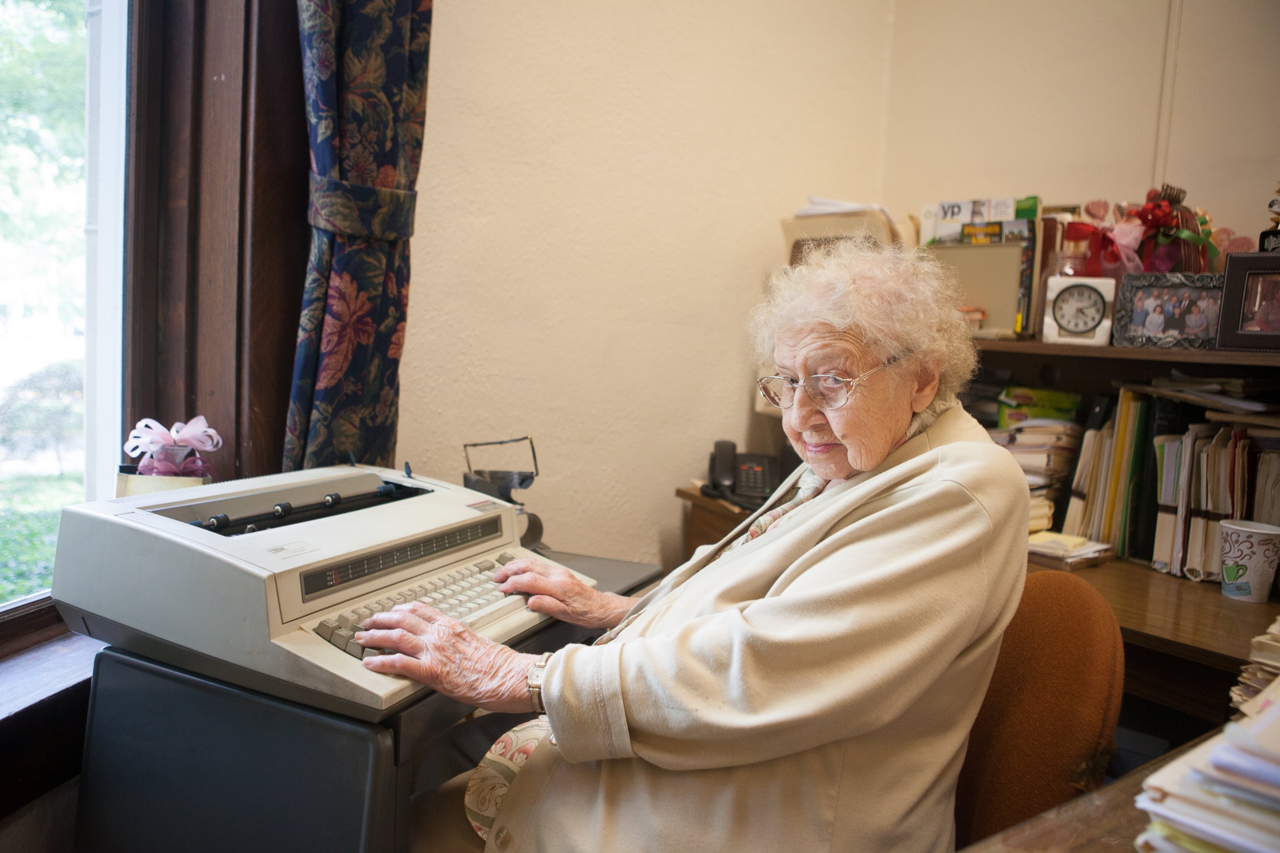 PHOTO: 99-Year-Old Woman Celebrates 80th 'Workiversary' as School Secretary