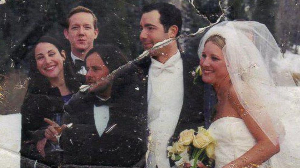 PHOTO: Woman posts 9/11 wedding photo found at Ground Zero on Twitter each year hoping to find its owner.