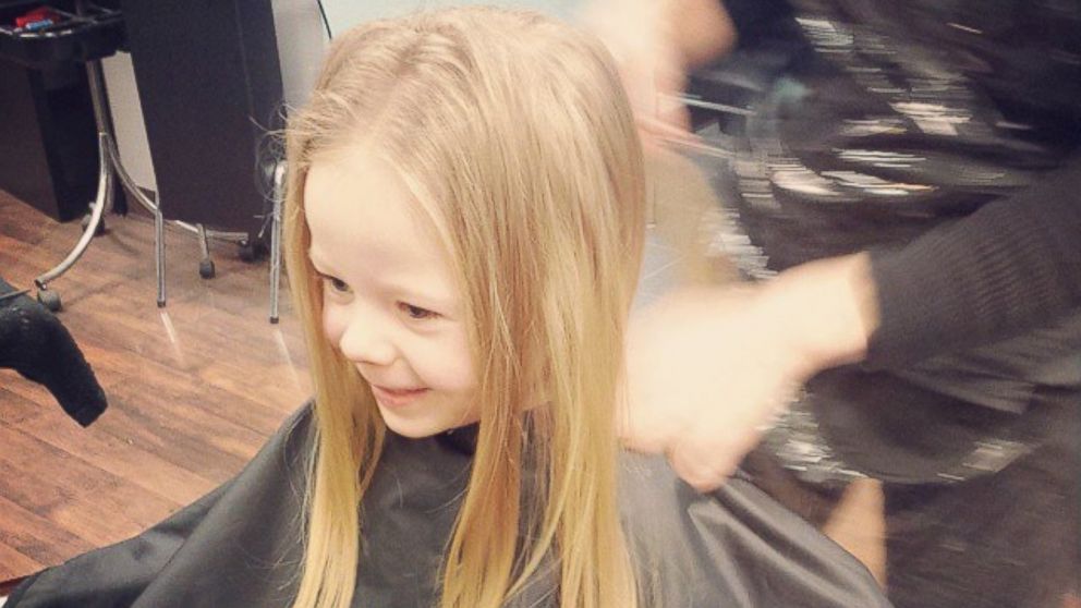 PHOTO: Ariana having her hair cut for a cause. 