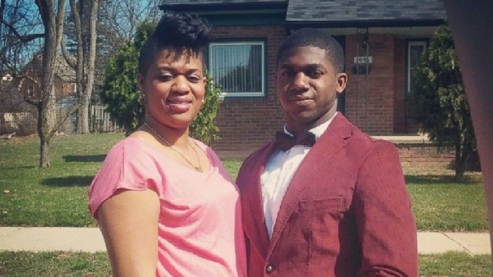 Danotiss Smith invited his mother Belinda to prom after hearing why she couldn't attend her own. 