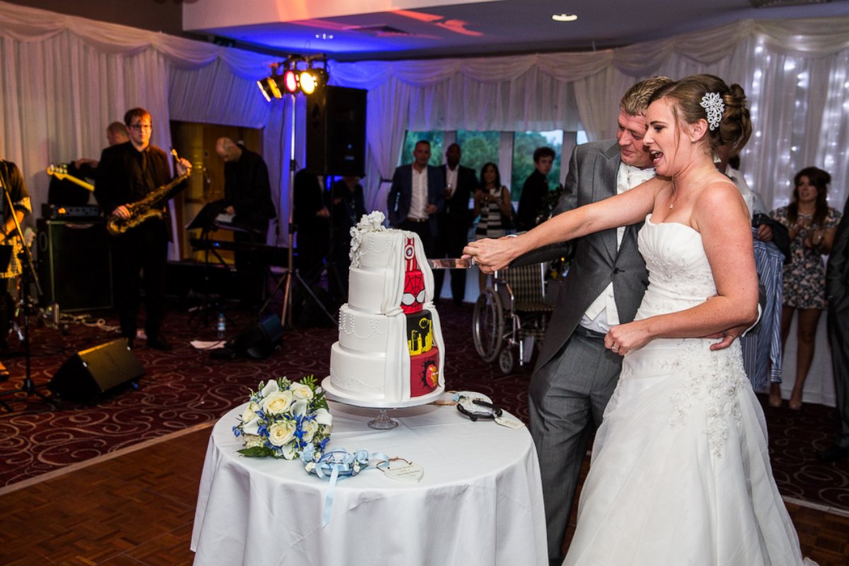 PHOTO: Newlyweds Kia Parsons and Billy Bunning had a "double-take cake" at their wedding.