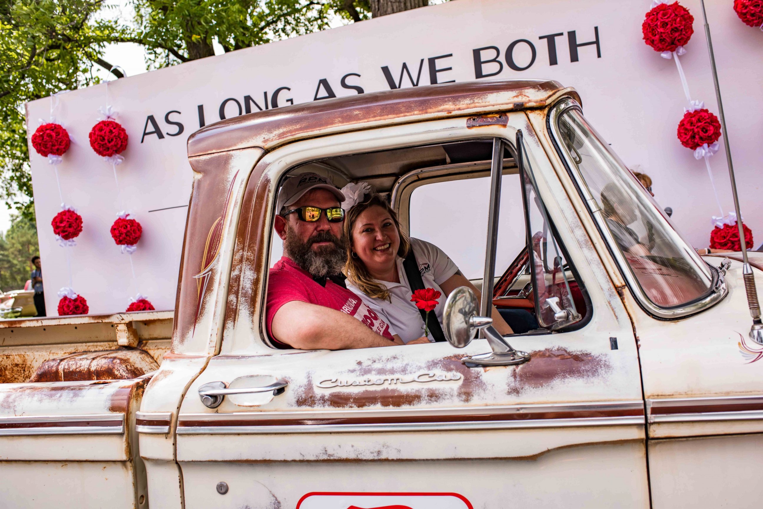 PHOTO: 100 Couples Renew Wedding Vows in Classic Cars: ‘As Long As We Both Shall Cruise’ 