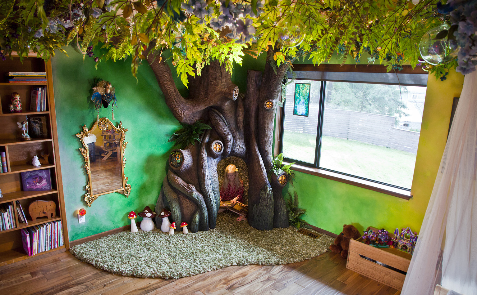 PHOTO: Dad Builds Magical Fairy Tale Tree in Daughter’s Bedroom
