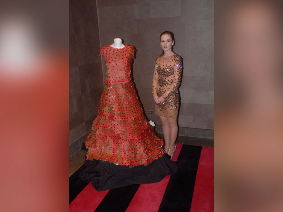 PHOTO: Woman handcrafts gorgeous gown out of 3,000 poppy flowers.