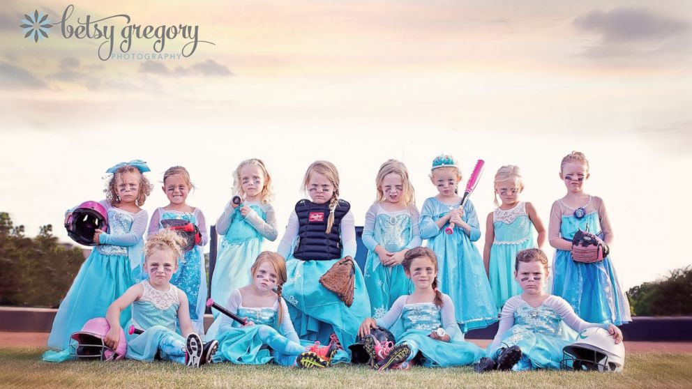 An all-girl t-ball team in Oklahoma drew inspiration from "Frozen" for their team photos.