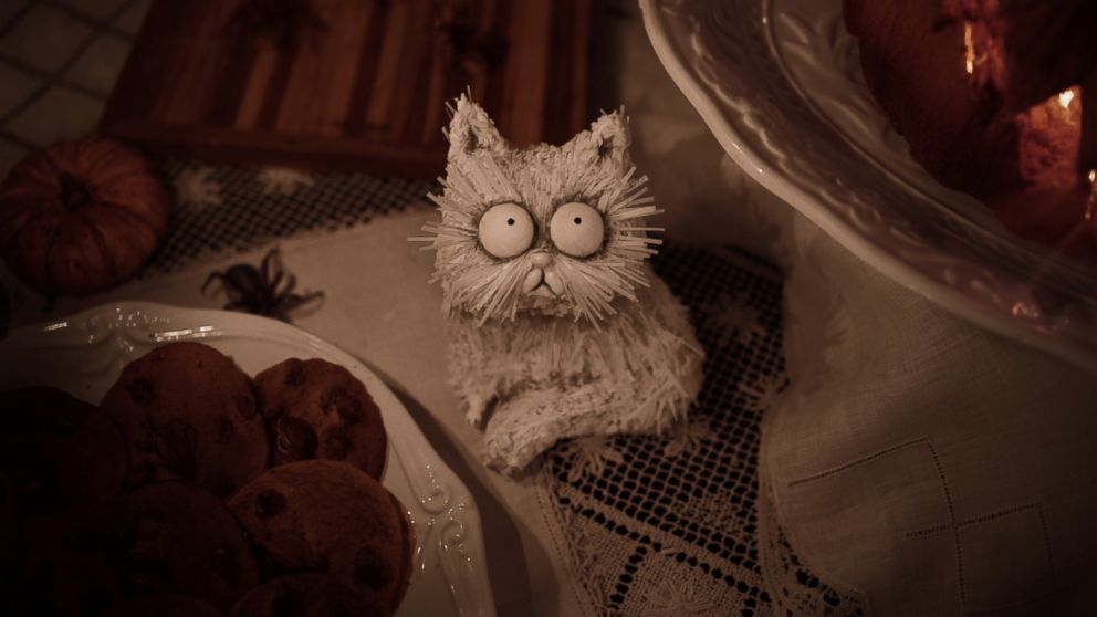 PHOTO: Trick or Treat! Artist makes lifelike spooky Halloween-themed pies and cakes.